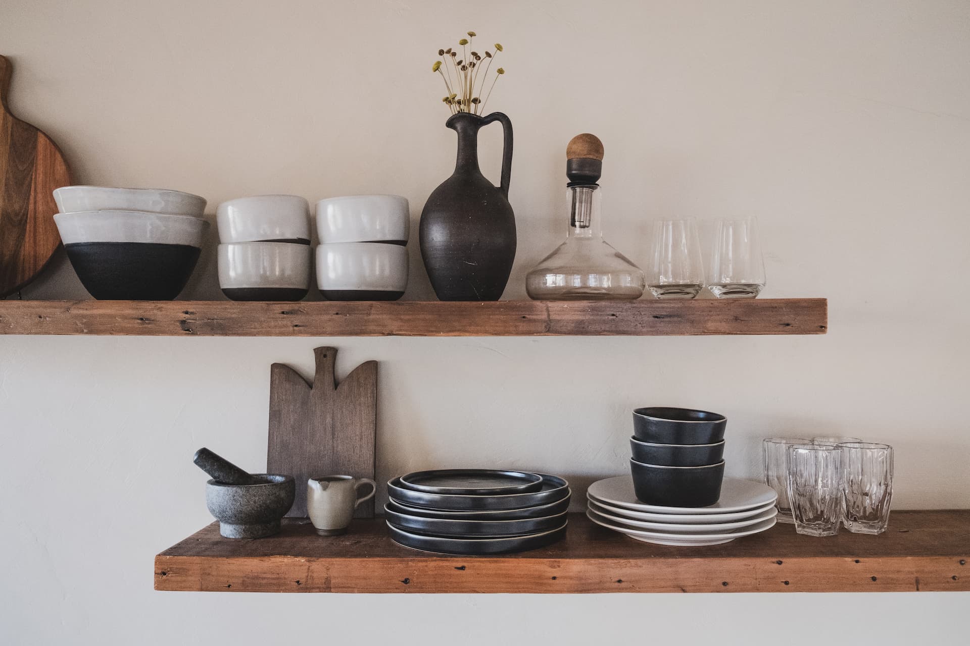 Cocina decorada estilo mediterráneo con estantes de madera